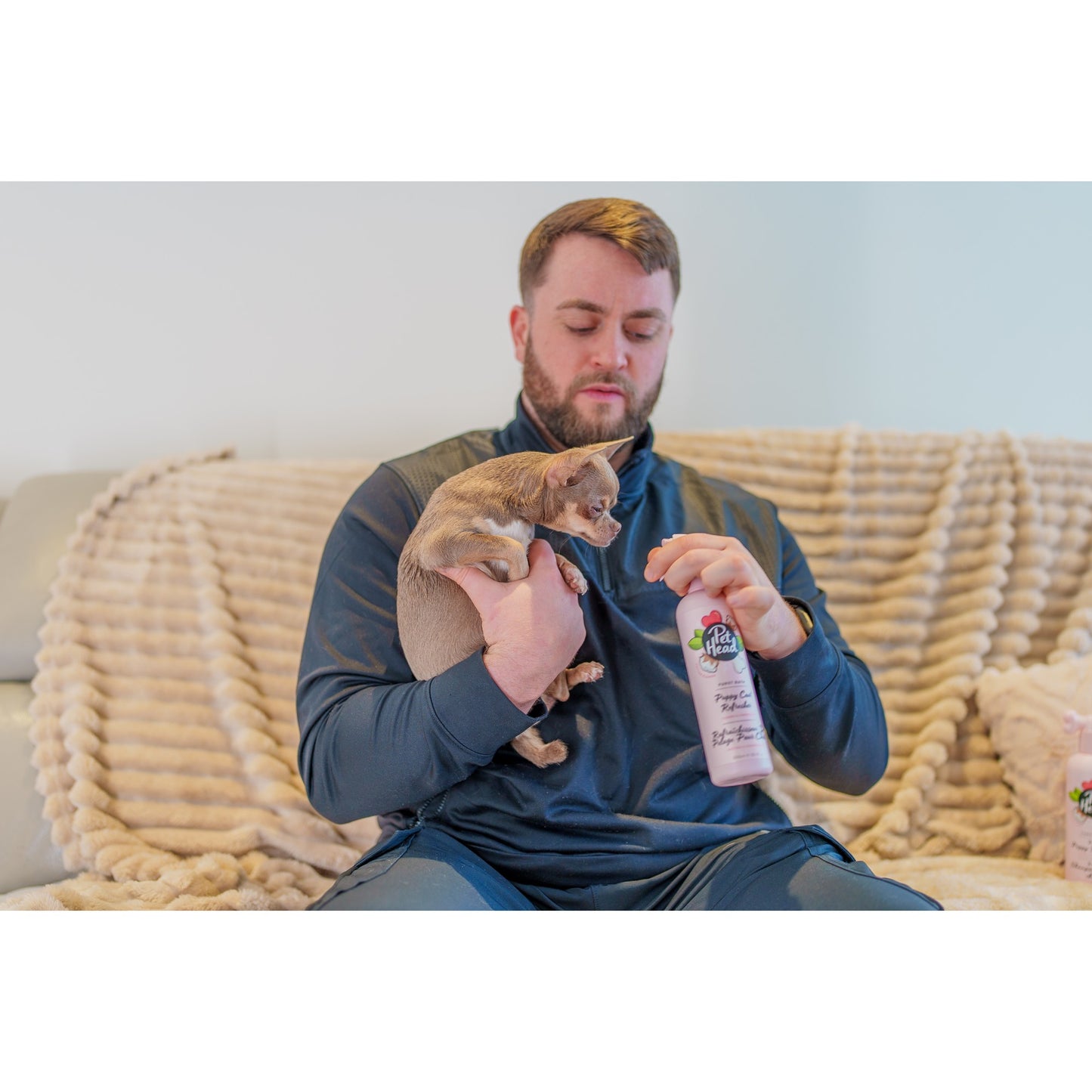 Puppy wordt na het badderen afgedroogd met de Pet Head Furst Bath producten ernaast
