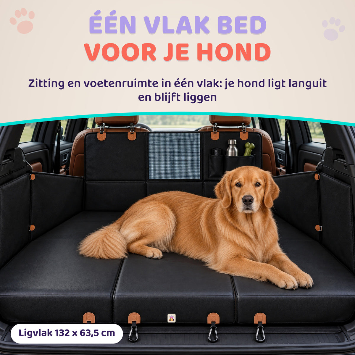 Golden retriever ligt languit op de vlakke harde bodem van de hondendeken op de achterbank van een auto