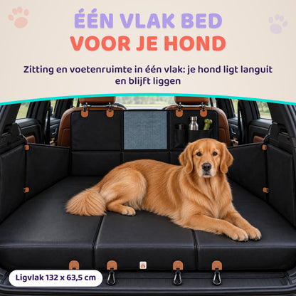 Golden retriever ligt languit op de vlakke harde bodem van de hondendeken op de achterbank van een auto