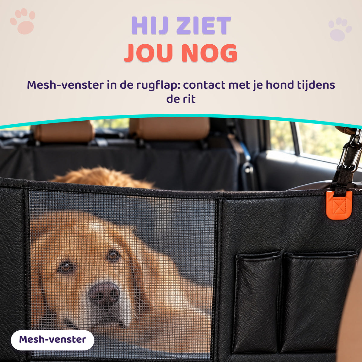 Hond kijkt door het mesh-venster in de rugleuning van de hondendeken voor de auto
