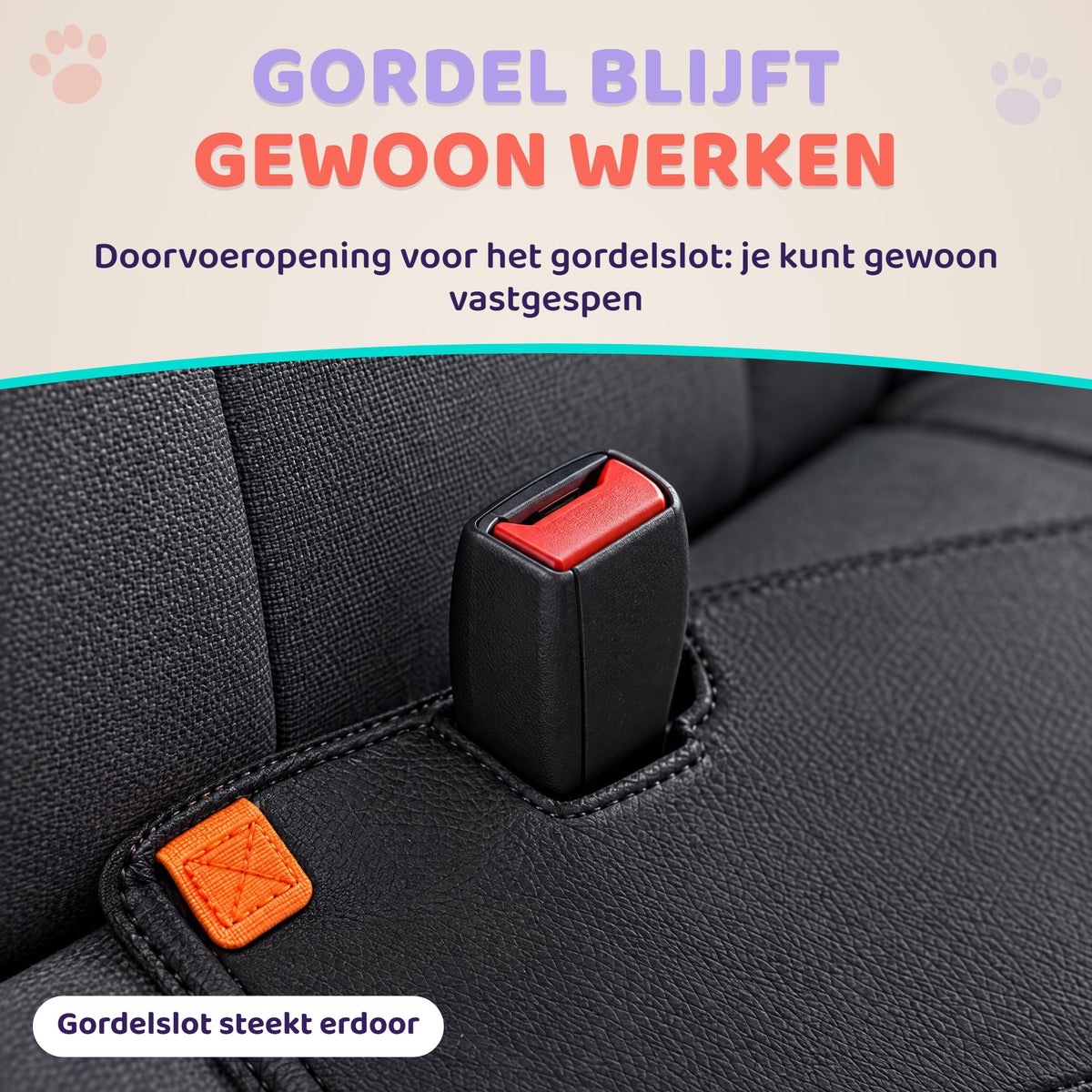 Gordelslot steekt door de opening in de hondendeken zodat de autogordel bruikbaar blijft
