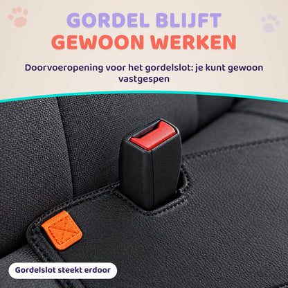 Gordelslot steekt door de opening in de hondendeken zodat de autogordel bruikbaar blijft
