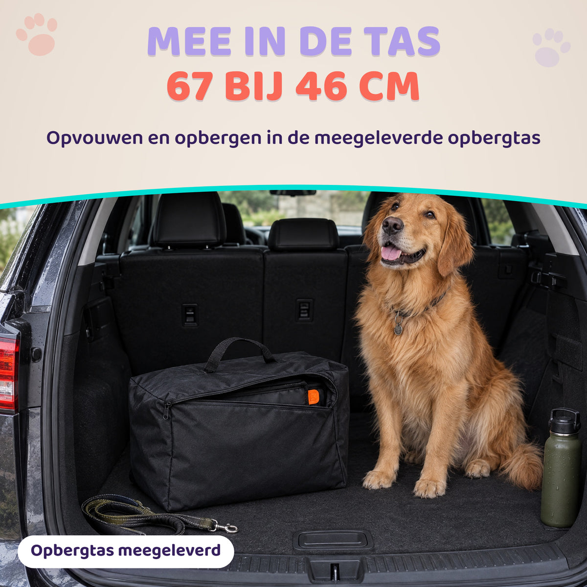 Opgevouwen hondendeken in de opbergtas in de kofferbak van een auto