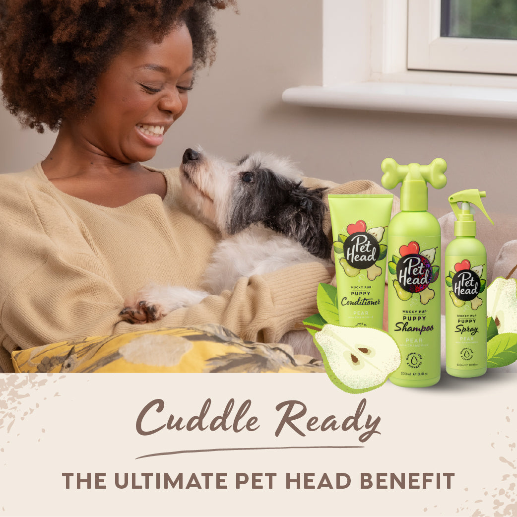 Vrouw knuffelt puppy met de Pet Head Mucky Pup Puppy-serie ernaast