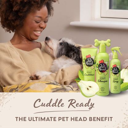 Vrouw knuffelt puppy met de Pet Head Mucky Pup Puppy-serie ernaast