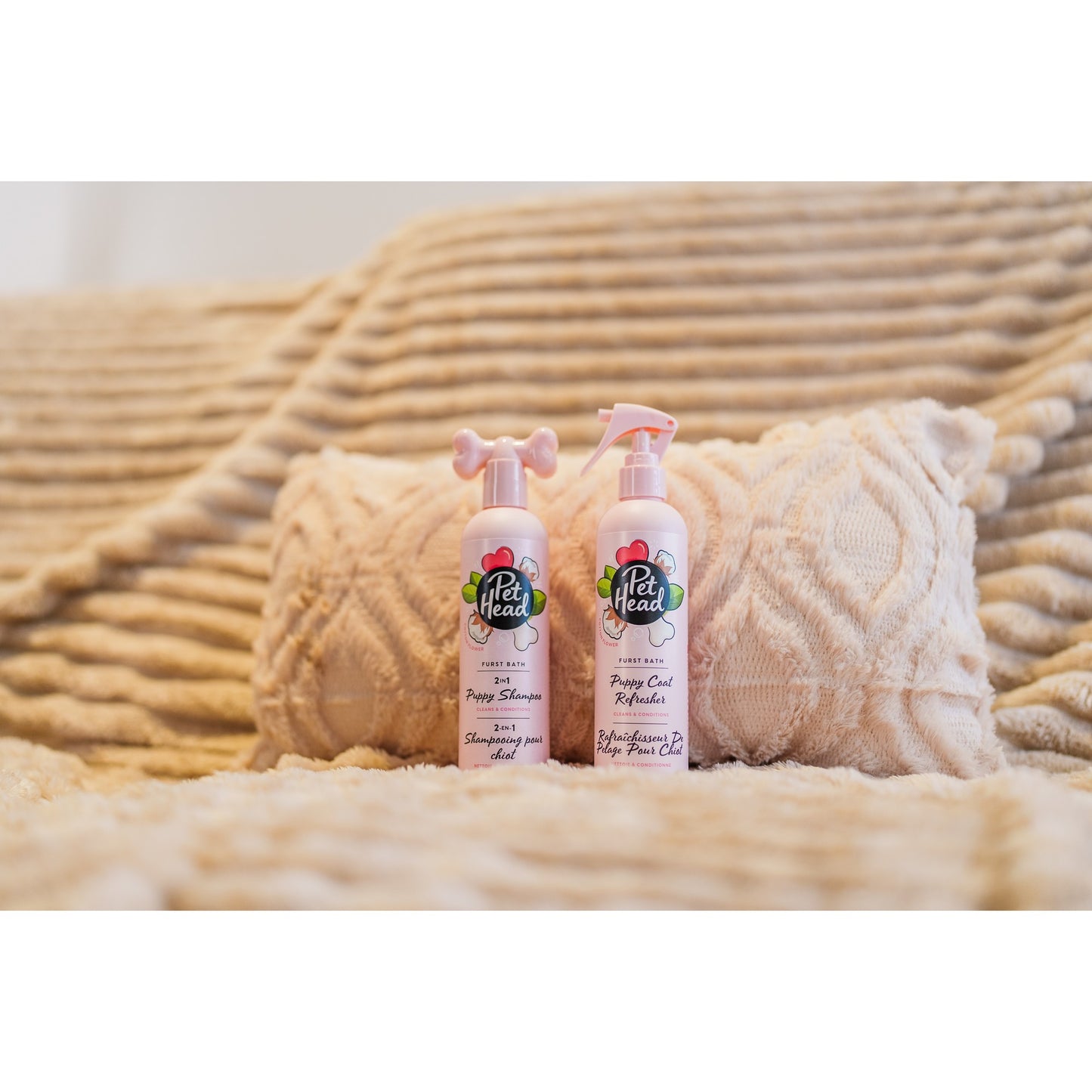 Pet Head Furst Bath shampoo en vachtverfrisser samen op een zachte plaid