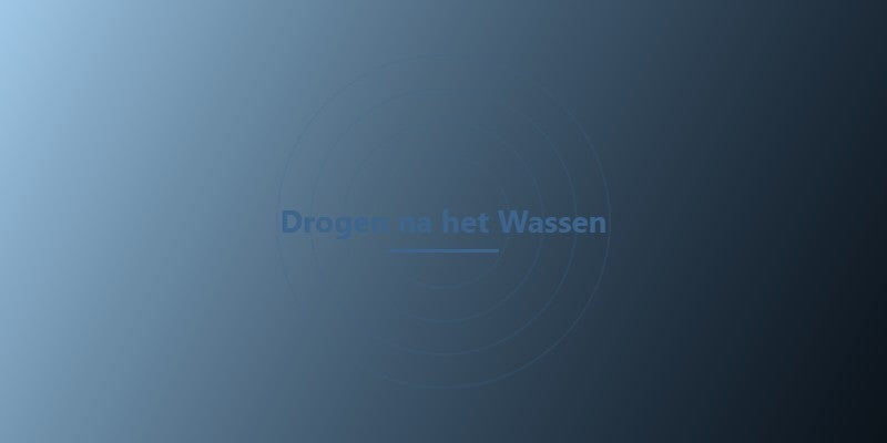 Labrador met natte vacht wordt na het wassen gedroogd