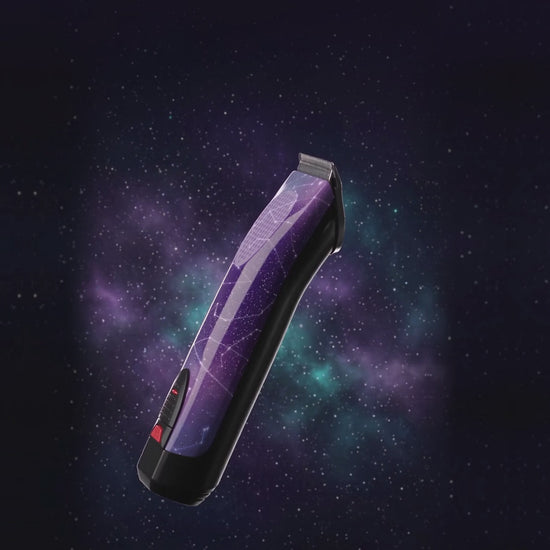 Productvideo Robustrise Apex Ultra hondentondeuse: een blik binnenin (illustratie), 35 W-motor met 3.200 en 4.000 toeren per minuut, uitneembare 2.000 mAh-accu, 4 metalen opzetkammen, trimmen van een golden retriever en de opbergkoffer
